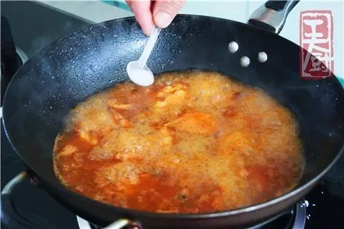 茄汁葱姜蒜料浸透了的煎鸡翅