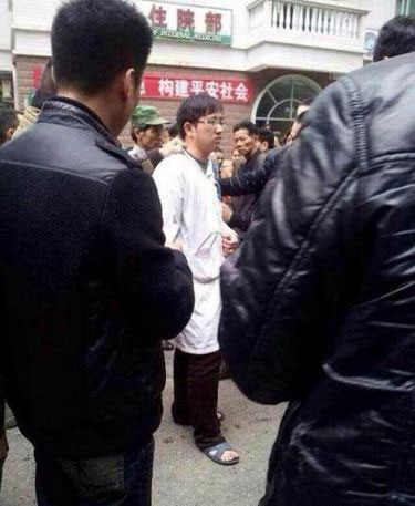 潮州医生被死者家属当街游行约半个小时