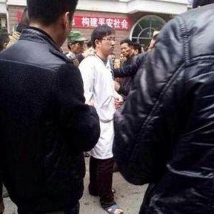 潮州医生被死者家属当街游行约半个小时