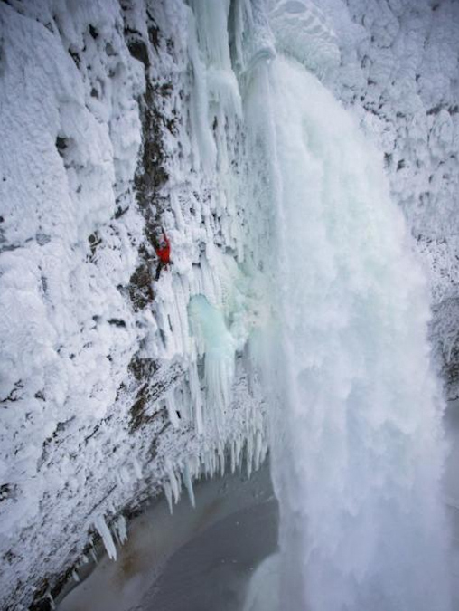攀冰高手在零下35度奋战8小时,征服140米冰瀑布