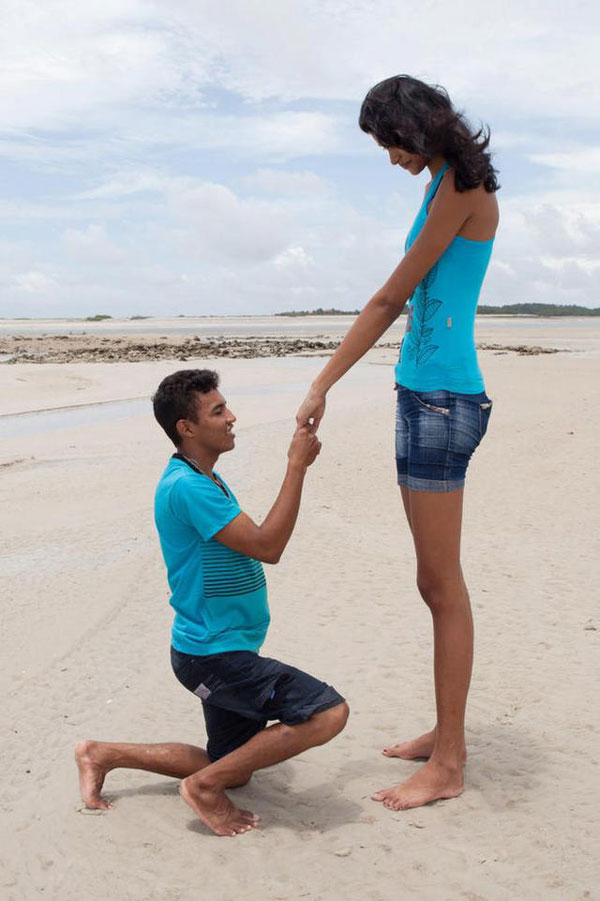 身高不是距离 身高1.6的男友向两米高的女模求婚
