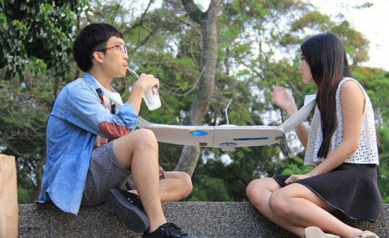 台湾大学生设计挂脖餐桌 鼓励亲近用餐