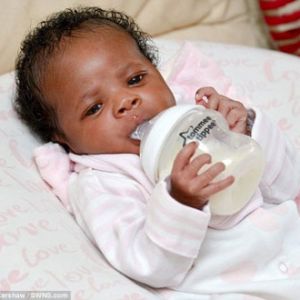 赢在起跑线：英国新生儿出生才三天就会自己拿奶瓶喝奶