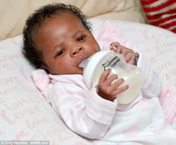 赢在起跑线：英国新生儿出生才三天就会自己拿奶瓶喝奶