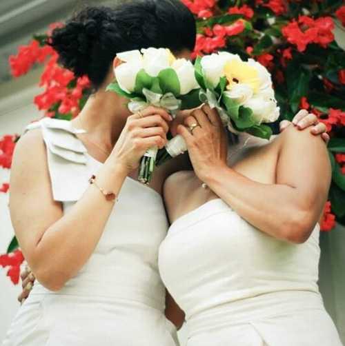 婚礼上的有趣事，两个新娘的深情和热吻