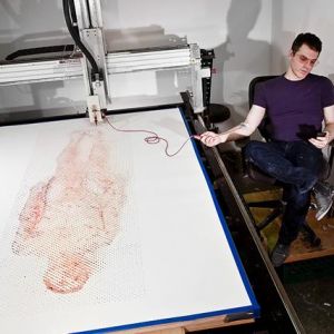 艺术家让智能机器人用血液来绘自裸画像