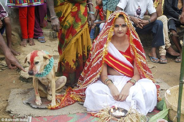 这个粉嫩的18岁印度姑娘，被部落嫁给一只流浪狗