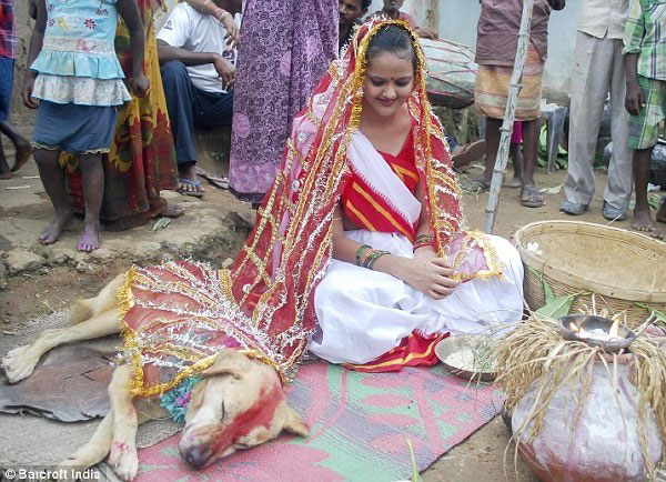 这个粉嫩的18岁印度姑娘，被部落嫁给一只流浪狗