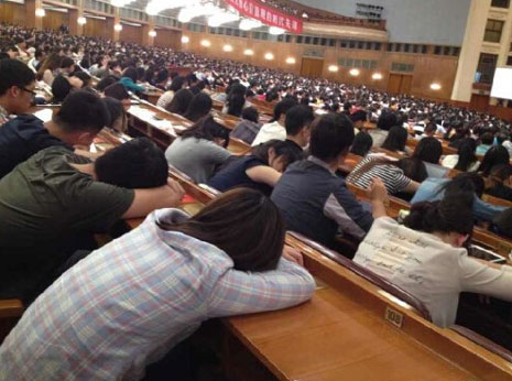 9旬院士大会堂站着做报告 台下学生睡成一片