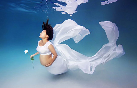 美摄影师拍摄唯美孕妇水下写真照 灵动如“美人鱼”