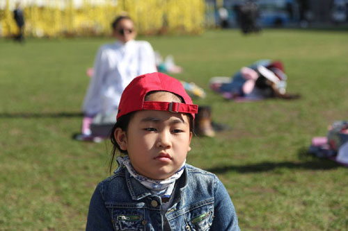 韩国举行“第一届发呆大赛” 9岁呆萌妹获“沉思者奖杯”