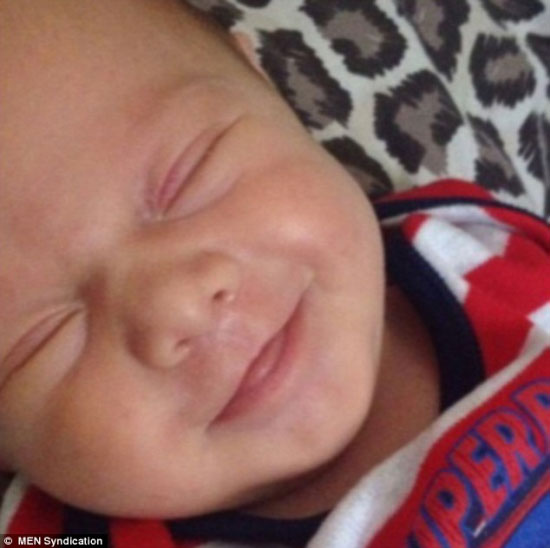 英国最幸福宝宝：从腹中胎儿到婴儿一直微笑