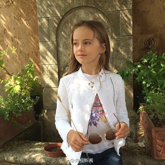 俄罗斯9岁美少女网络爆红成国际超模