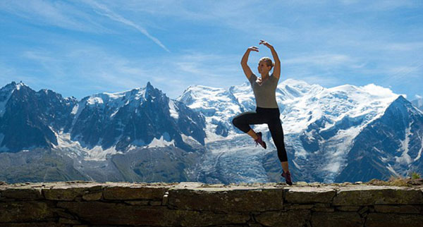 法国美女舞蹈家悬崖峭壁上秀舞姿