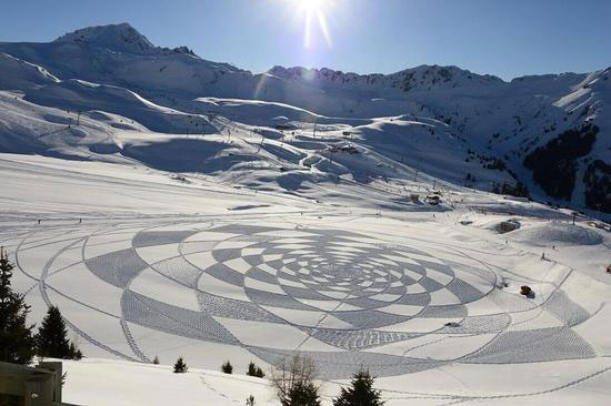 英国艺术家雪地用脚印创造壮美图景