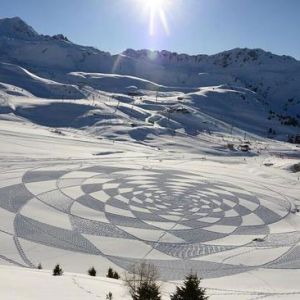 英国艺术家雪地用脚印创造壮美图景