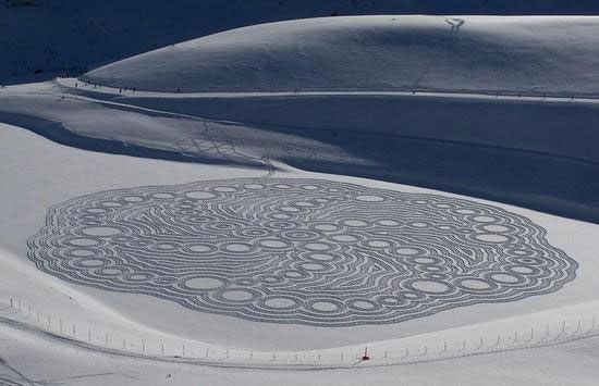 英国艺术家雪地用脚印创造壮美图景