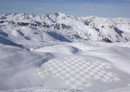 英国艺术家雪地用脚印创造壮美图景