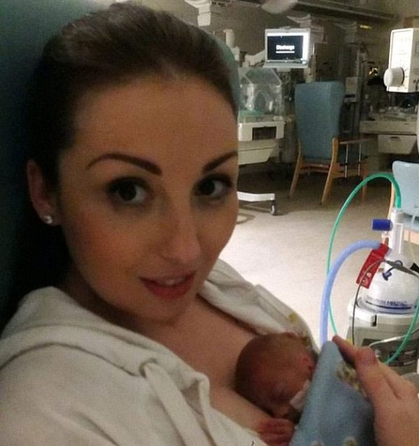 英国妈妈冒险生下20周的早产儿，如今一岁宝宝健康快乐地成长着。