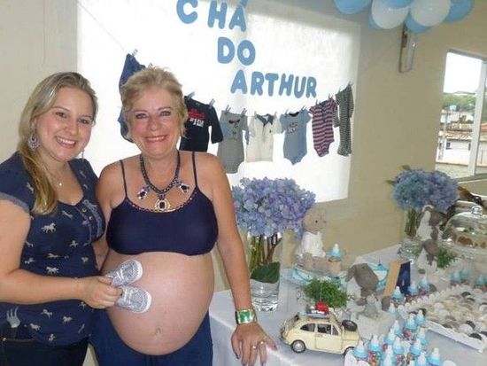 巴西一女子无法生育 55岁母亲自告奋勇替其女儿代孕生孙
