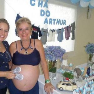 巴西一女子无法生育 55岁母亲自告奋勇替其女儿代孕生孙