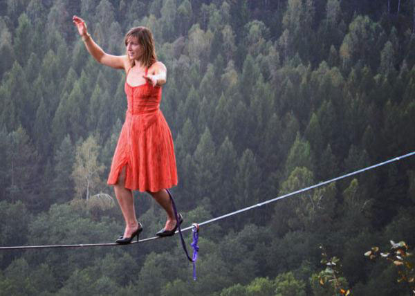 美国25岁女子挑战穿高跟鞋走钢索 勇气真是无人能敌