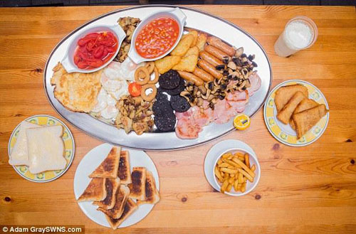 英国一咖啡厅推出巨型营养早餐  顾客挑战
