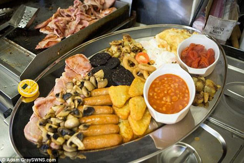 英国一咖啡厅推出巨型营养早餐  顾客挑战
