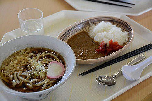 看看别人家！一枚硬币能在日本大学里先享受到如此豪华早餐