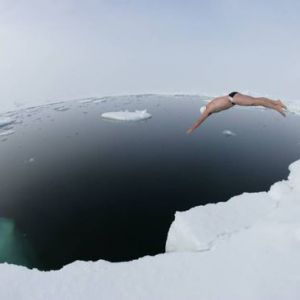 挑战极限!英男子南极游泳破记录