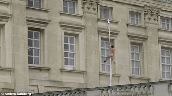 裸男用床单从白金汉宫窗内爬出 全程被拍