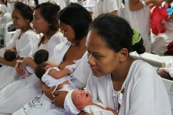 在菲律宾的「婴儿工厂」里，四个女人挤在一张床上