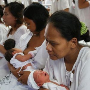 在菲律宾的「婴儿工厂」里，四个女人挤在一张床上