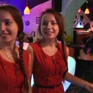 莫斯科一家奇葩餐厅,员工那都是双胞胎！