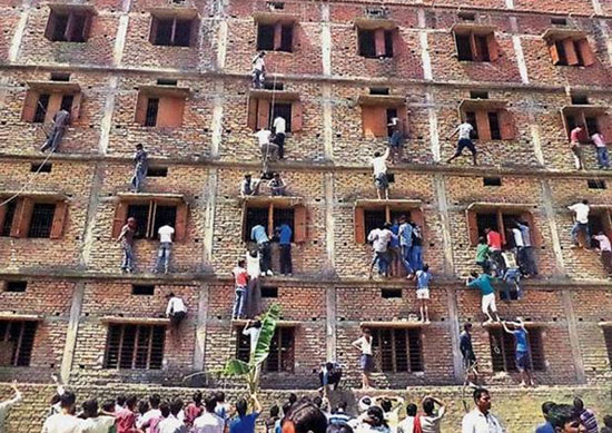 为帮孩子作弊,印度父母冒险爬高楼