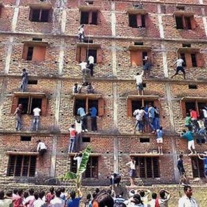 为帮孩子作弊,印度父母冒险爬高楼