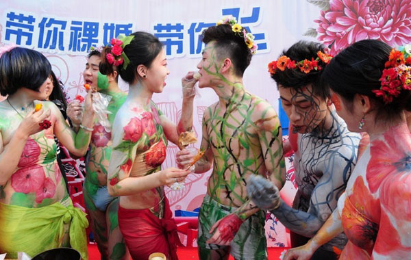 创意婚礼！杭州10对情侣举行“裸婚”典礼