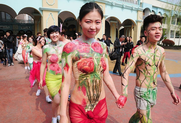 创意婚礼！杭州10对情侣举行“裸婚”典礼