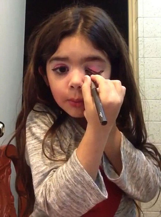 哥伦比亚5岁女孩成化妆达人 教学视频走红网络