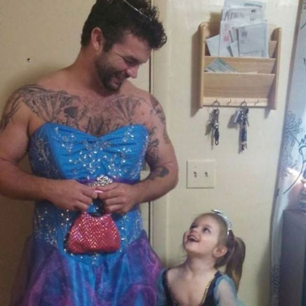 有爱的叔叔陪着小侄女打扮成灰姑娘一起去看电影