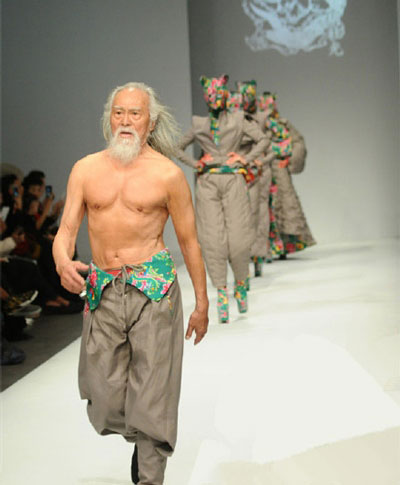 简直不敢相信，这位半裸走秀的王德顺大爷竟然79岁了！