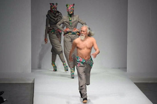 简直不敢相信，这位半裸走秀的王德顺大爷竟然79岁了！