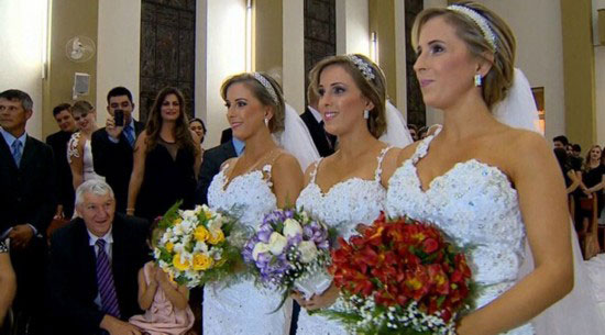 巴西三胞胎姐妹举行集体婚礼 新郎们也难分辨新娘