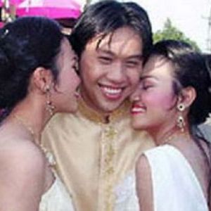 泰国男子与双胞胎姐妹青梅竹马 最终一起娶回家