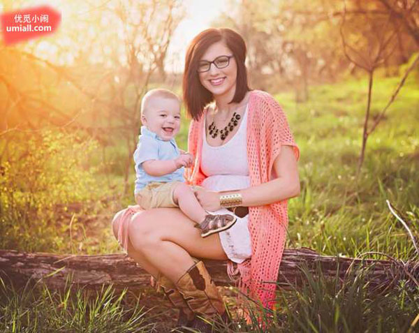 她怀孕8个月时失去爱人，于是摄影师帮她完成了这幅感人的全家福