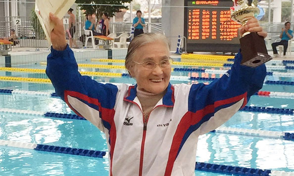 日本101岁老奶奶参加1500米自由泳 打破吉尼斯世界纪录