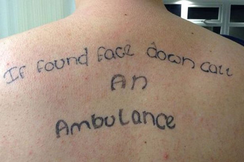 男子醉酒后遭损友报复 背部被恶搞纹身