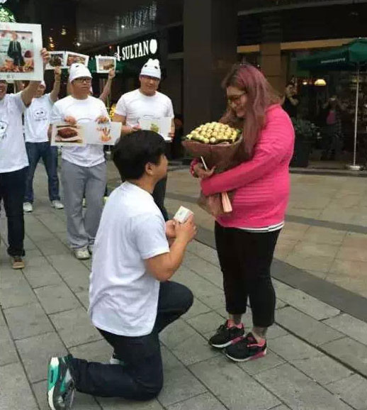 吃货的求婚:男子怕漂亮女友被抢 将她从100斤养到180斤