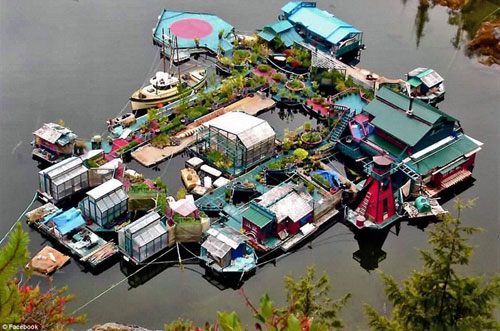 加拿大夫妇建水上房屋享20余年漂流生活 称其为“自由湾”