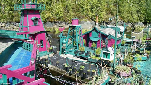 加拿大夫妇建水上房屋享20余年漂流生活 称其为“自由湾”